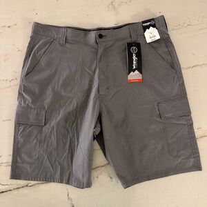 Wrangler ATG Flex Cargo Highland Shorts Gray MENS Size 40 NWT